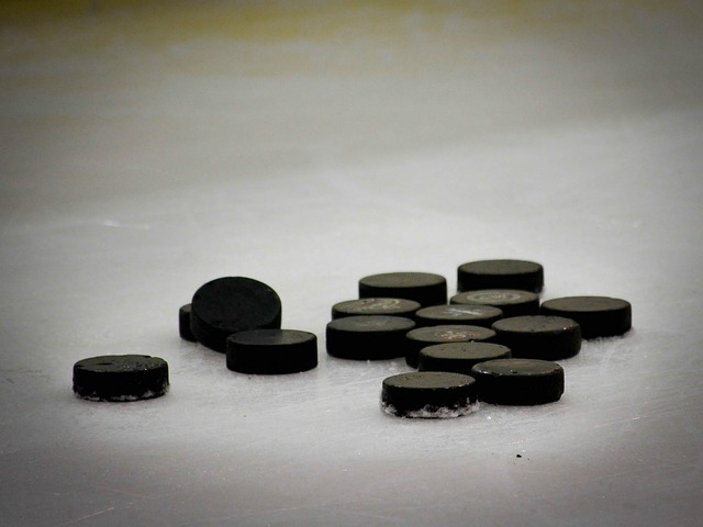 En hög med hockeypuckar en is.