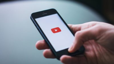 En mobil med Youtube-symbolen på skärmen.