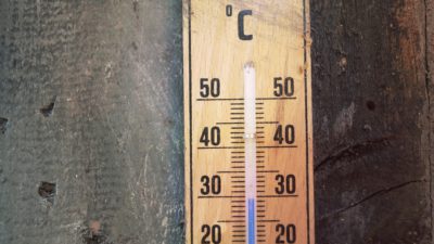 En termometer i trä visar 30 grader Celsius