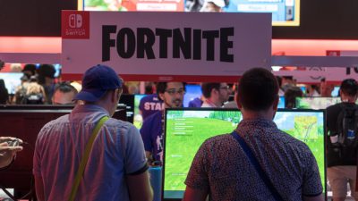 Människor spelar fortnite