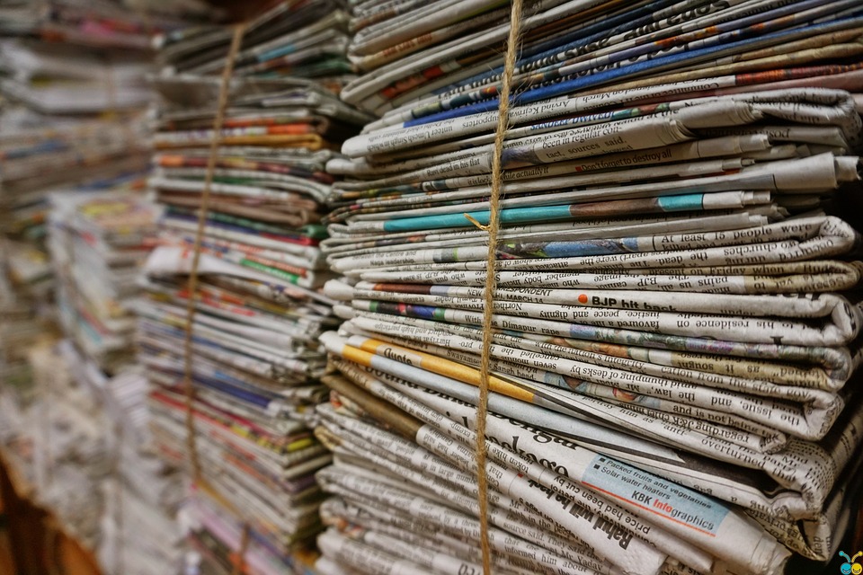 En hög med tidningar