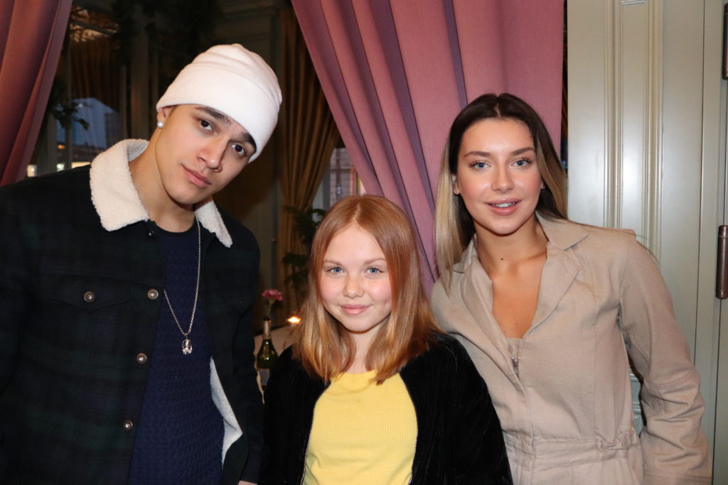 Liamoo, Lily och Hanna står tillsammans och ler mot kameran.